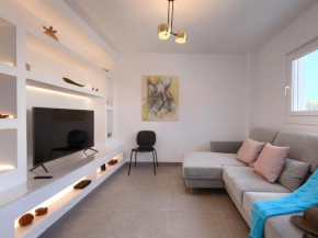 LUXURY APARTMENT 2nd LINE TO THE BEACH!
